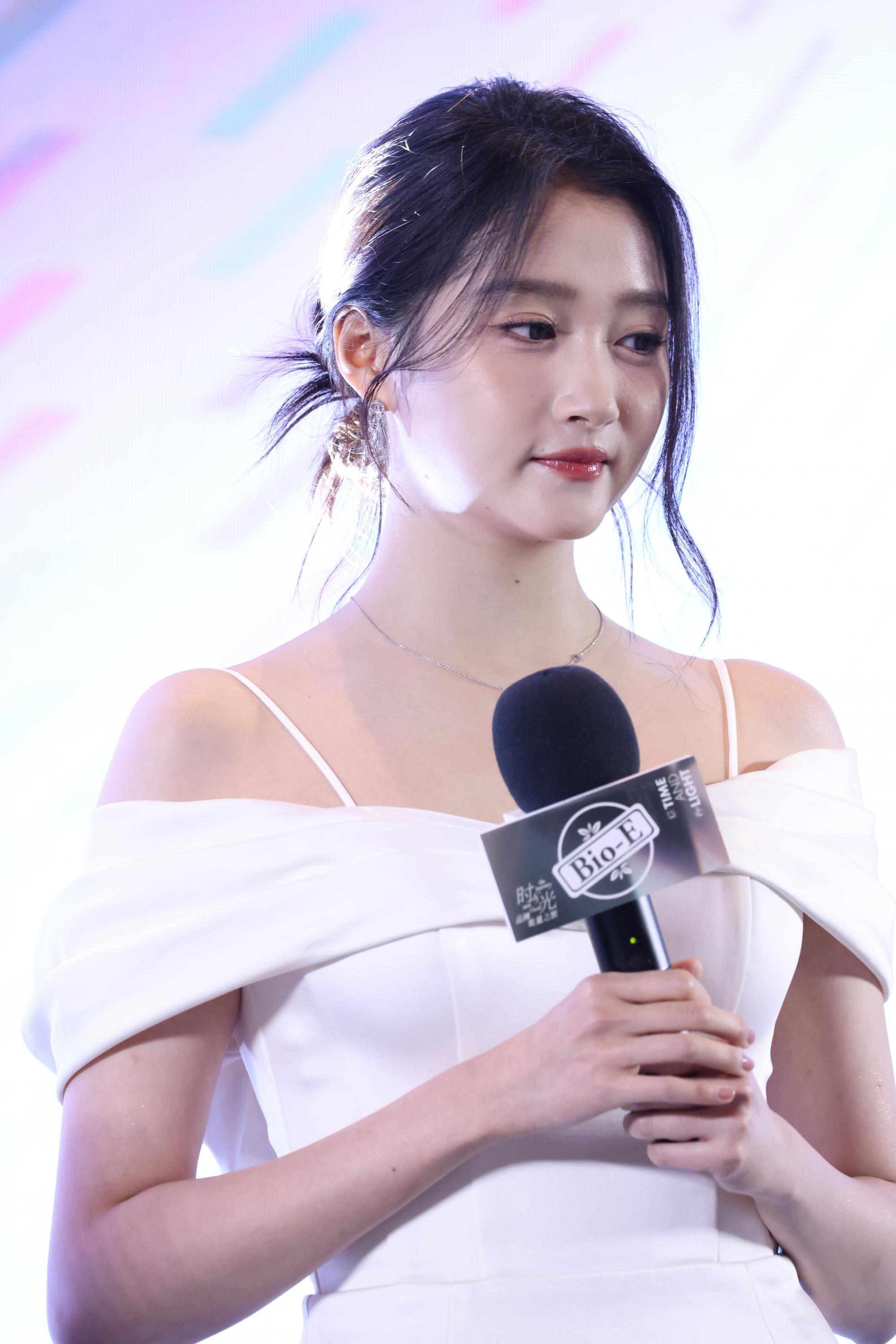 关晓彤左侧脸漏香肩现场生图照[5]